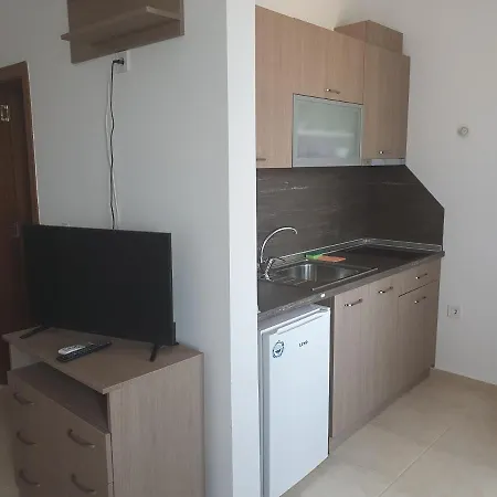 Apartmenti Smokiniya דירה *