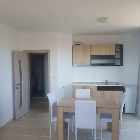Apartmenti Smokiniya דירה *